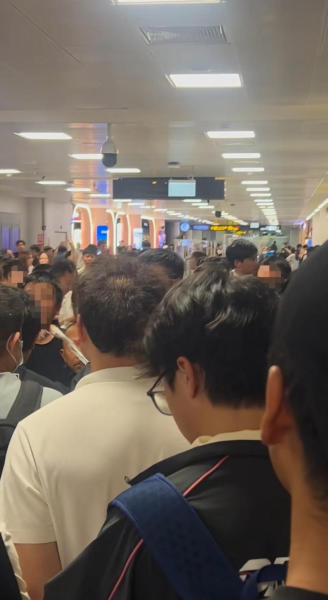 泰国狮航曼谷飞重庆航班延误17个小时，上百人滞留机场过夜，乘客：航司凌晨3点才安排酒店，每人补偿3500泰铢代金券