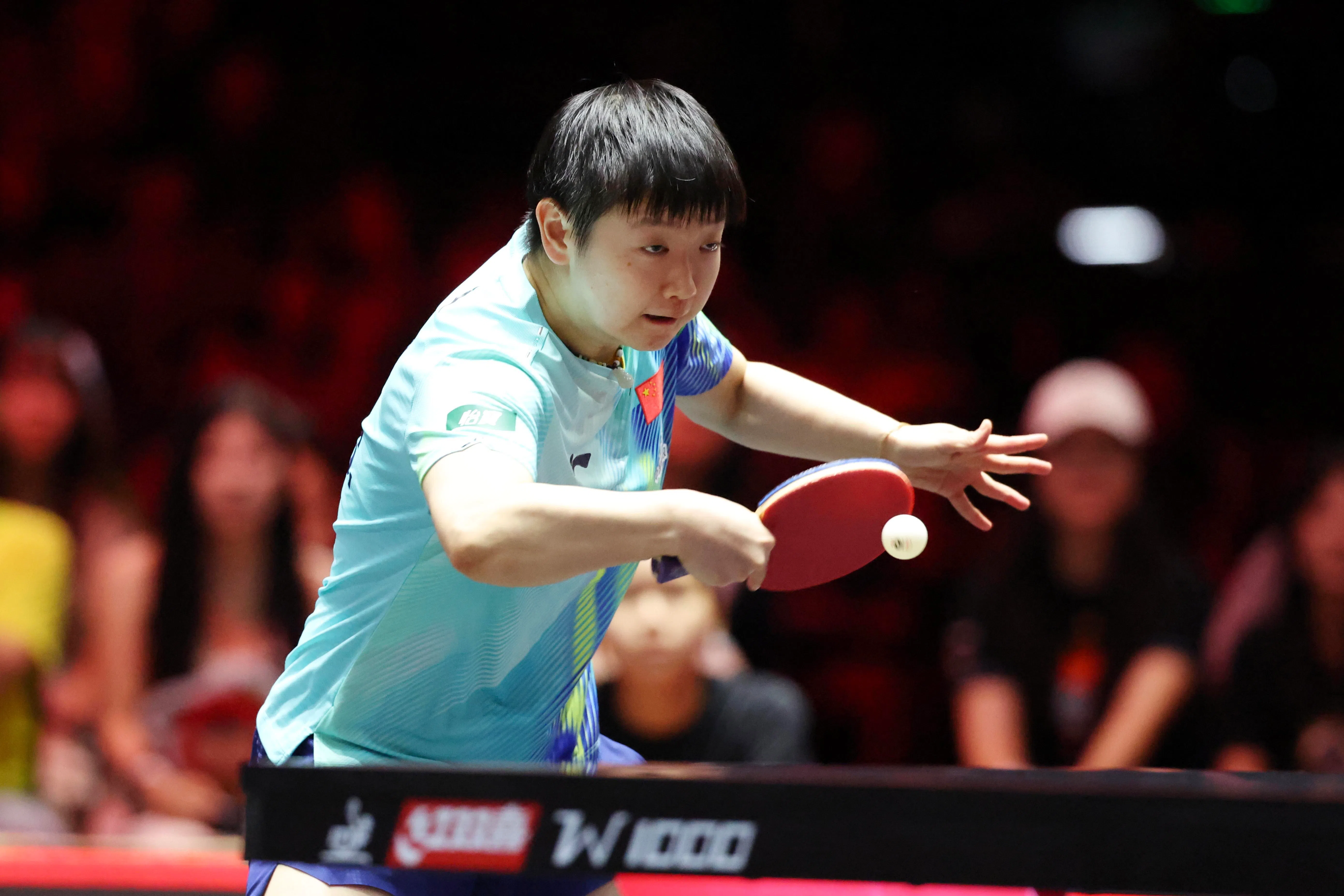 世乒“一姐”孙颖莎的人气极高。她当晚比赛时，能容纳5000人的场馆几乎座无虚席。（郑一鸣摄）