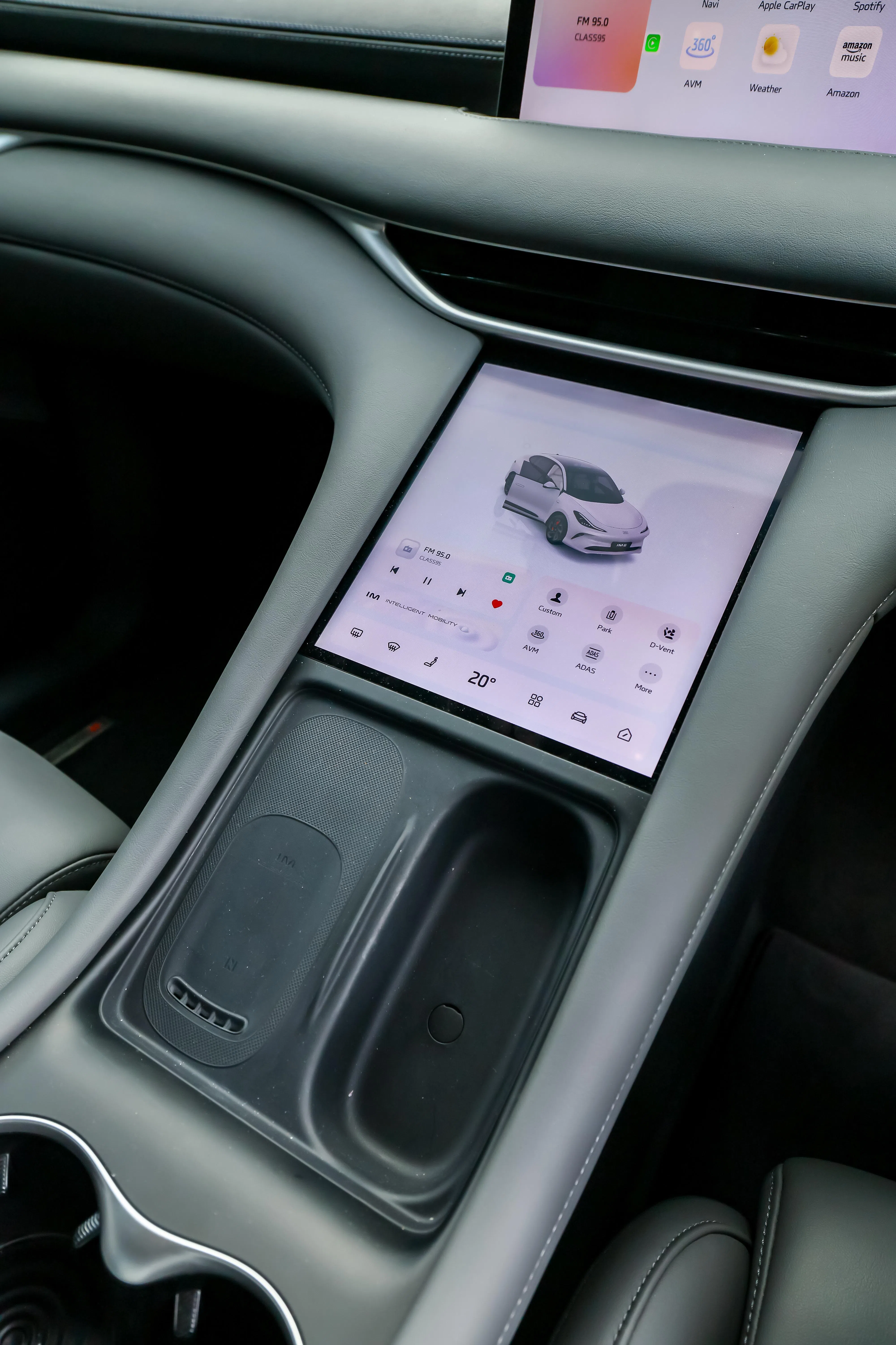 车子主要功能通过10.5英寸中控屏操控，上手容易。（龙国雄摄）