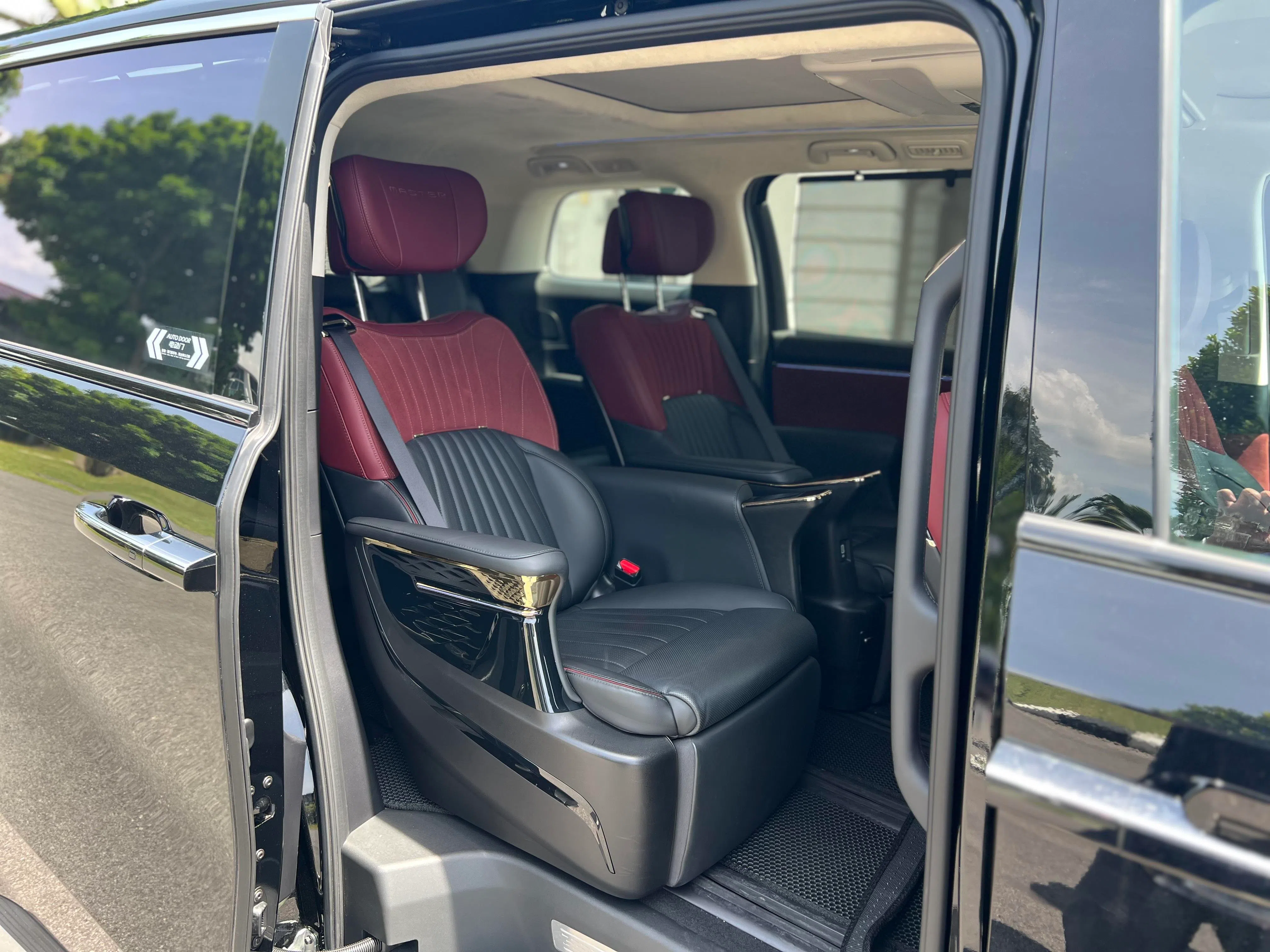 车门采用电动滑轨系统，开合静谧，低踏步高度仅375毫米。（吴庆康摄）