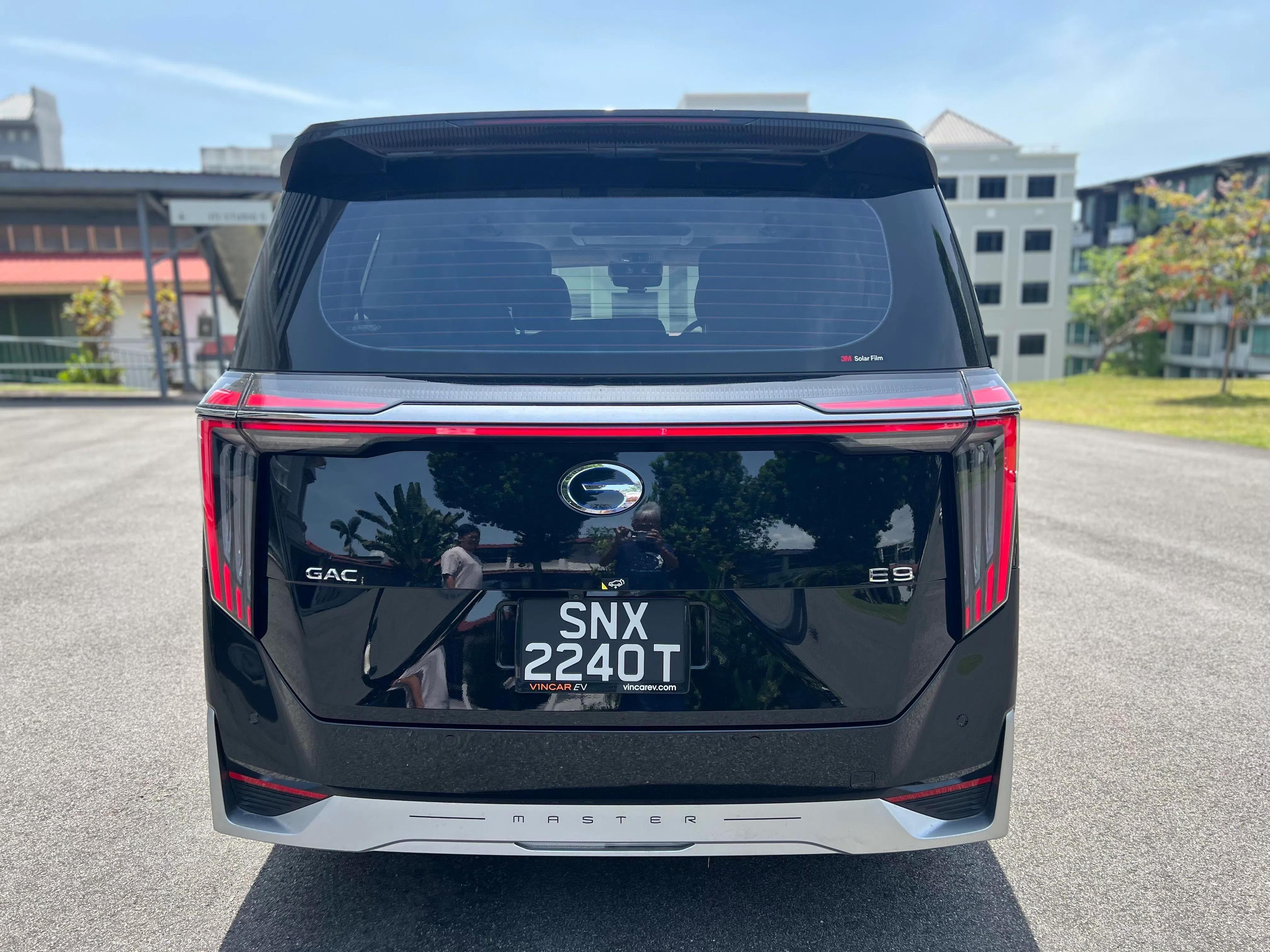 泊车系统可一键自动入位，或沿原路径自动倒出狭窄巷口。（吴庆康摄）