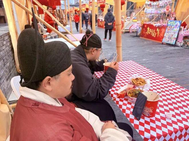 每天7点起床画眉贴胡子,驱车1小时赶到临安衣锦城!山西00后小伙过年不回家,留在杭州当“吴越钱王”