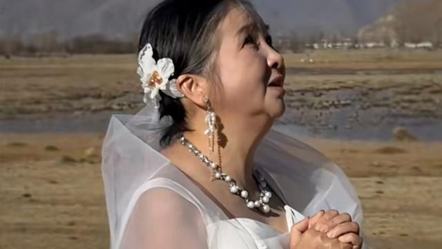 56岁“恋爱脑”阿姨发现丈夫13年婚外情哭瞎右眼，离婚后10年游43国