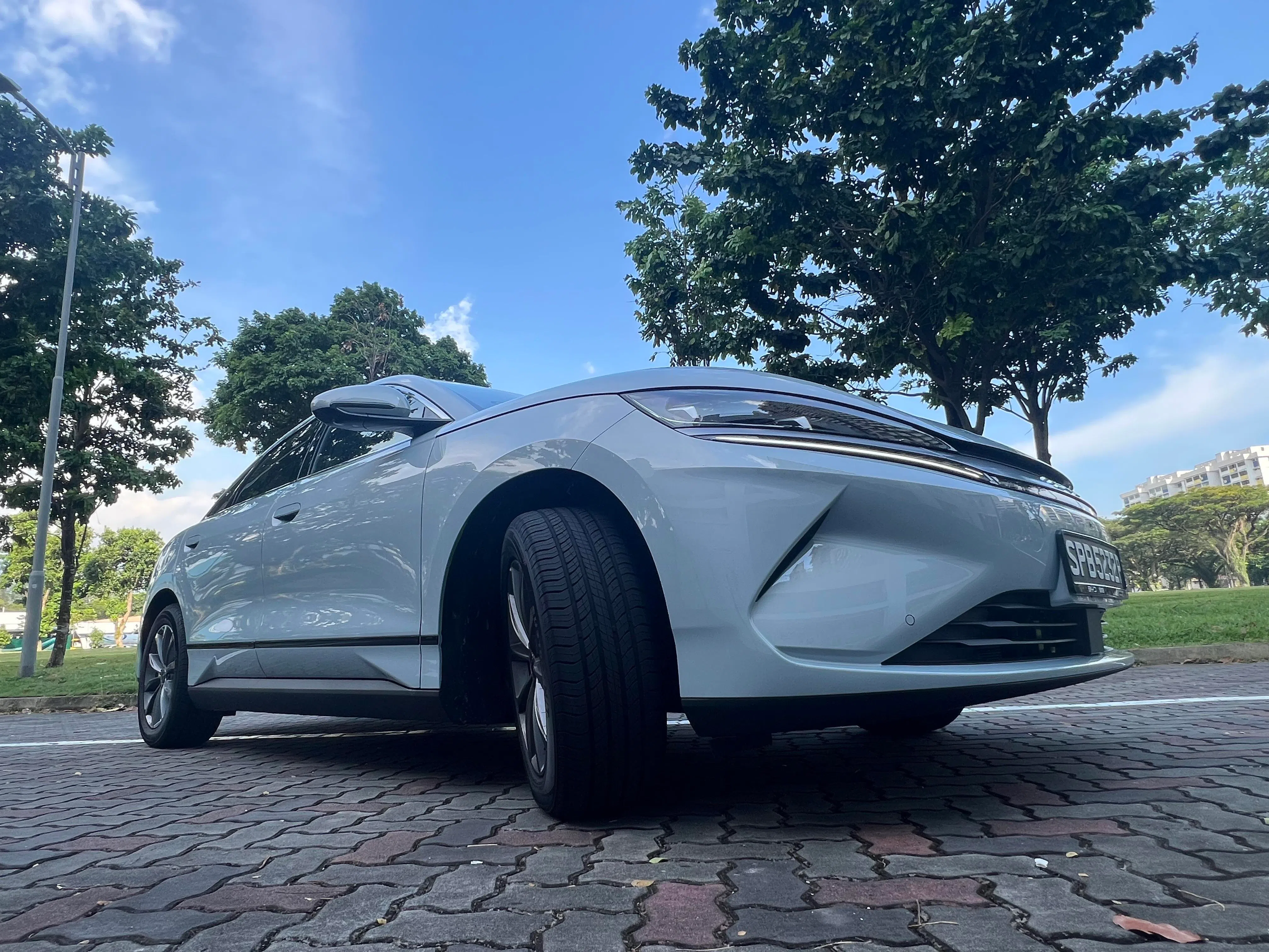 Seal 6修长的车身线条与低伏的姿态，勾勒出电动车少见的稳重比例。（吴庆康摄）