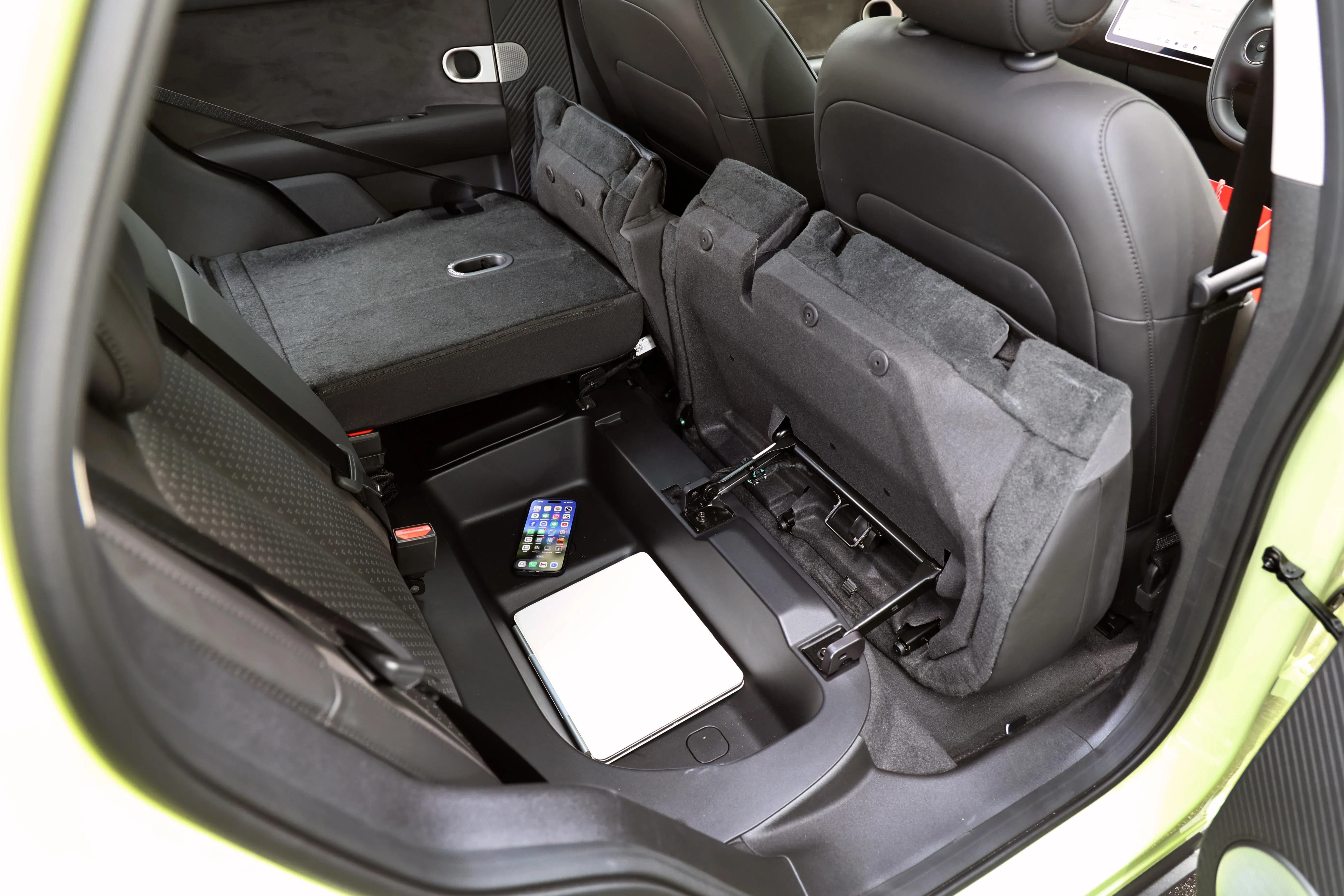 后排右座可掀开，露出一个容量约29公升的隐藏储物空间。（周国威摄）