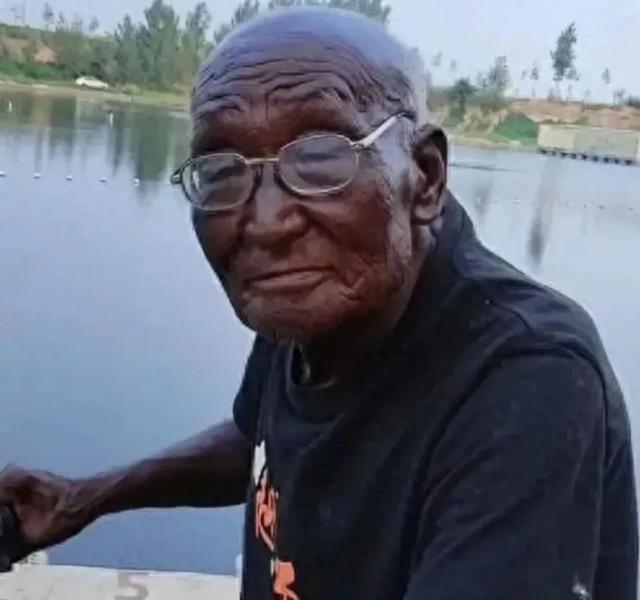 河北“钓帝”黑大爷因病去世，享年75岁，家属：告别仪式已举办完毕；此前户外垂钓多年被晒成“老抽色”走红