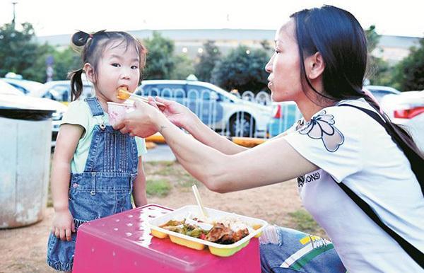 新春走基层丨9年前带3岁女儿开出租车的单亲妈妈，除夕仍在跑夜班：女儿已上六年级，等她考上大学自己就退休