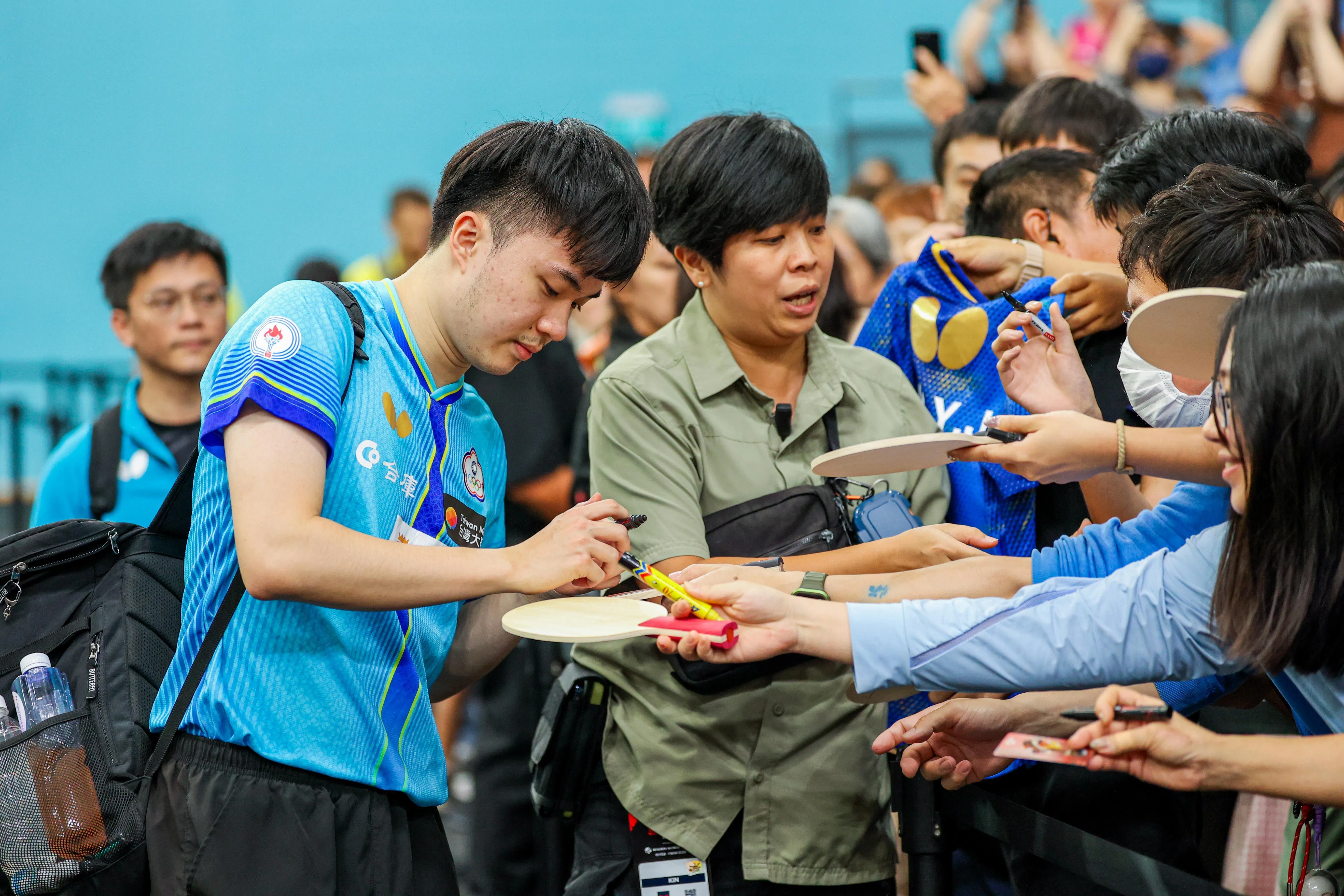 中华台北好手林昀儒结束比赛后为现场球迷签名。（吴先邦摄）