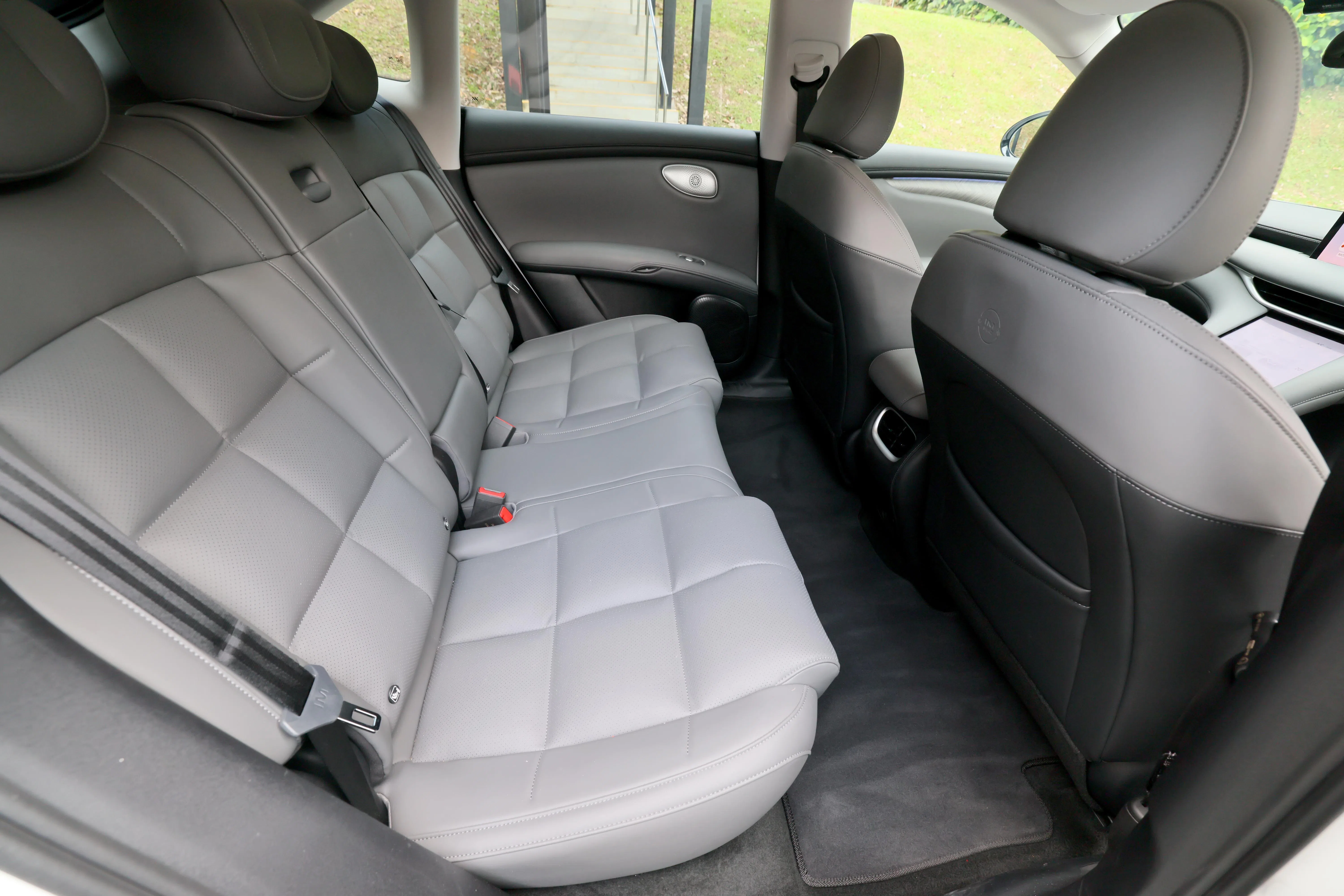 后排空间充裕，座椅具备加热功能，乘坐体验舒适。（龙国雄摄）