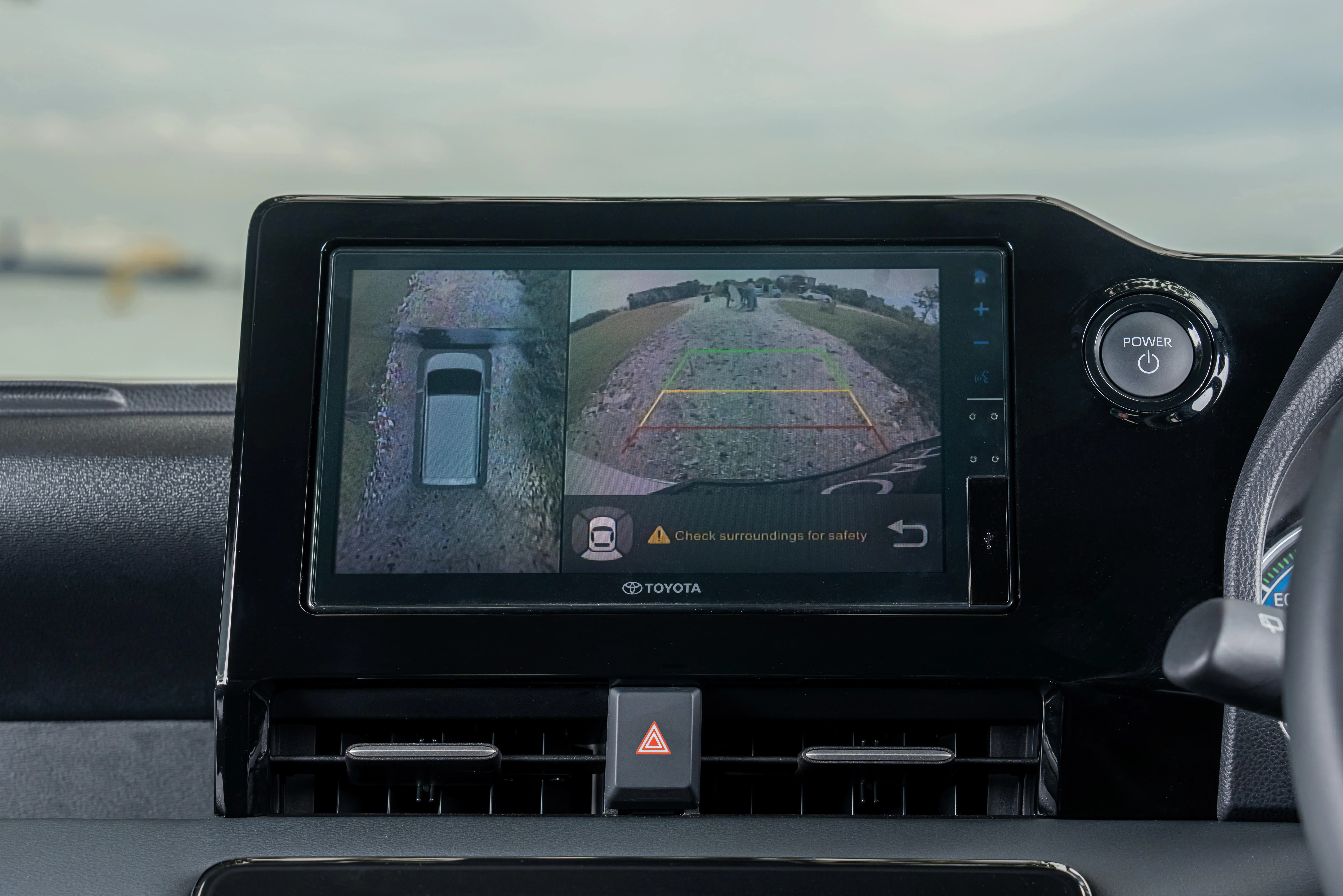 360度全景和倒车影像系统能辅助泊车，但影像分辨率偏低。（车商提供）