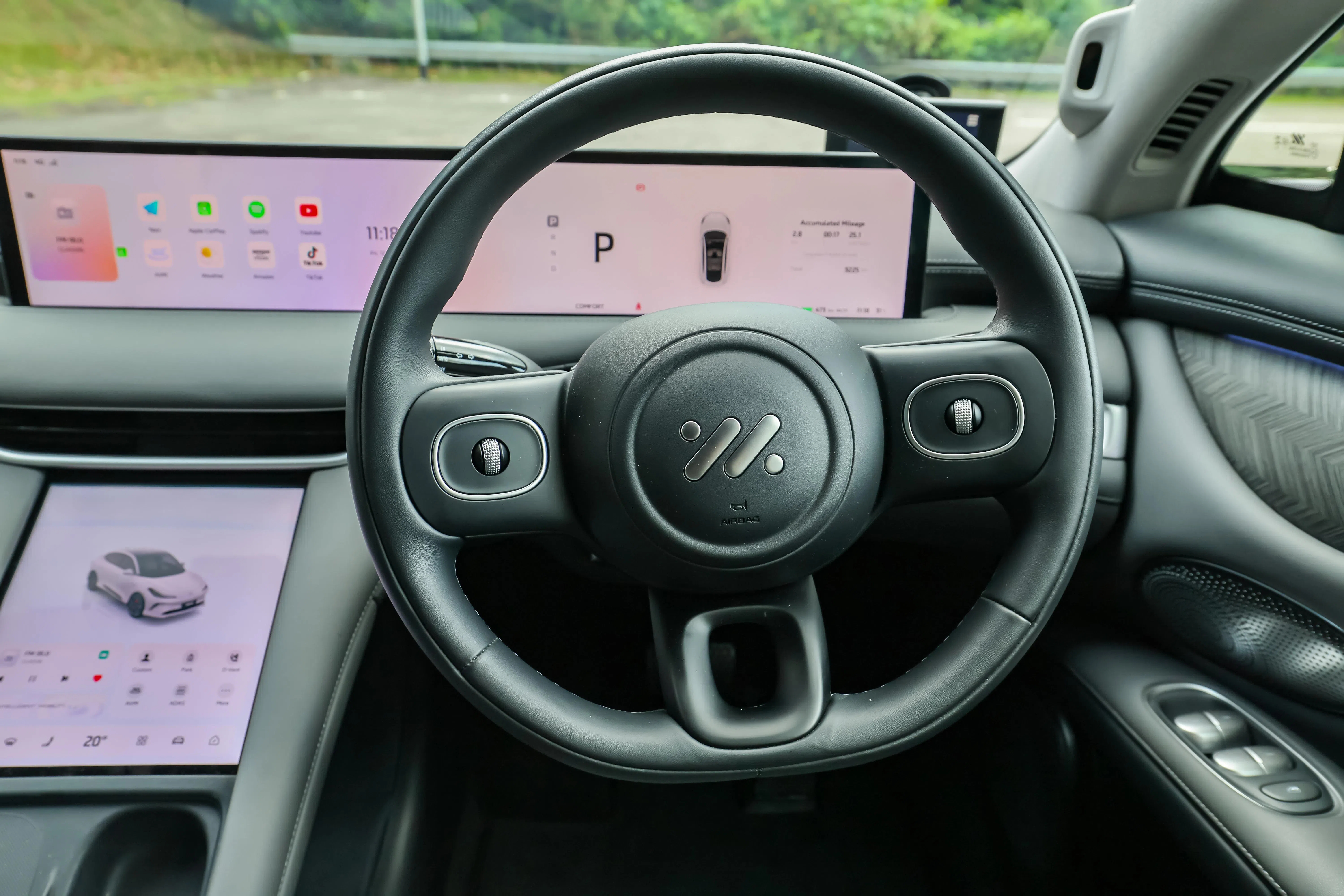 方向盘手感扎实，响应灵敏，能清晰感受路面反馈。（龙国雄摄）