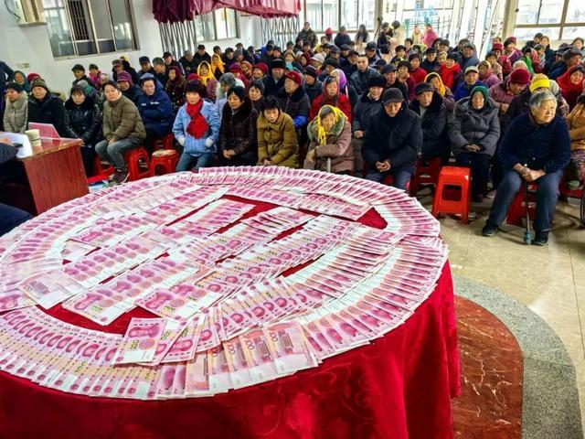 江苏一老板给全村70岁以上老人发红包，派发红包的场面持续了近两个小时，总额达163500元；有老人已连续领14年红包：“比亲儿子还要亲”