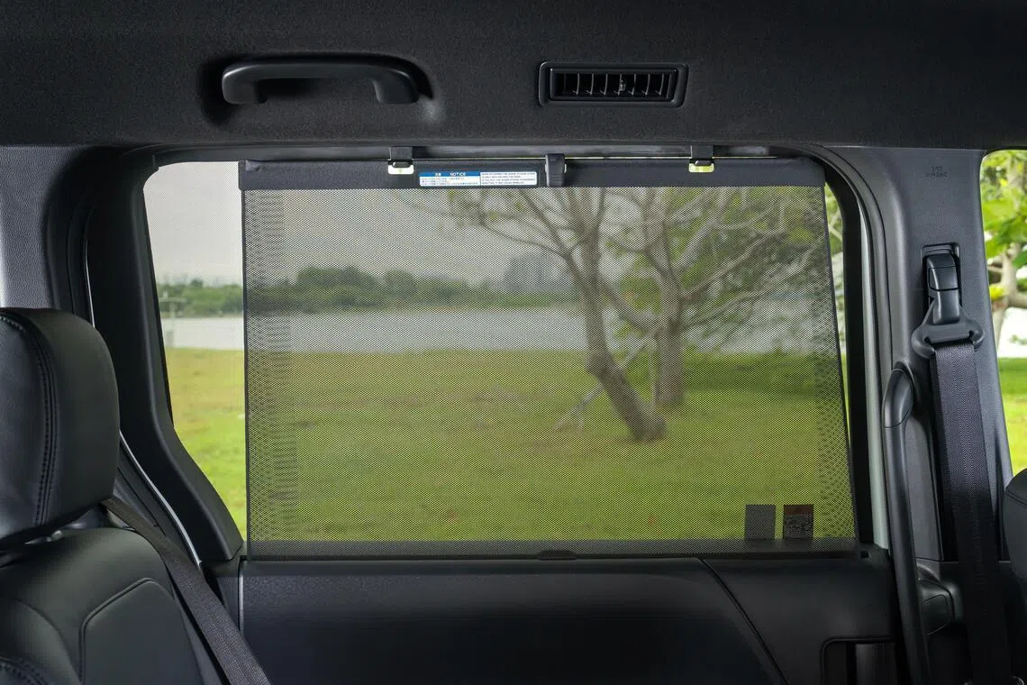 中排座两侧窗口备有遮阳帘。（车商提供）