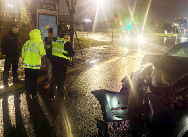 宁波一男子除夕夜报警,称开车时不小心撞到花坛和指示牌,结果因涉嫌危险驾驶罪被拘!