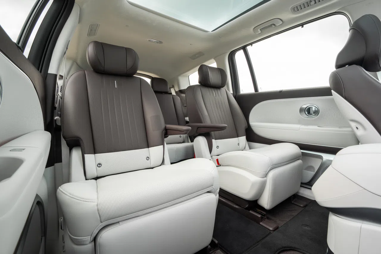 &nbsp;六座版车型配备船长座椅，具有通风与加热功能，带可伸缩腿托。（车商提供）