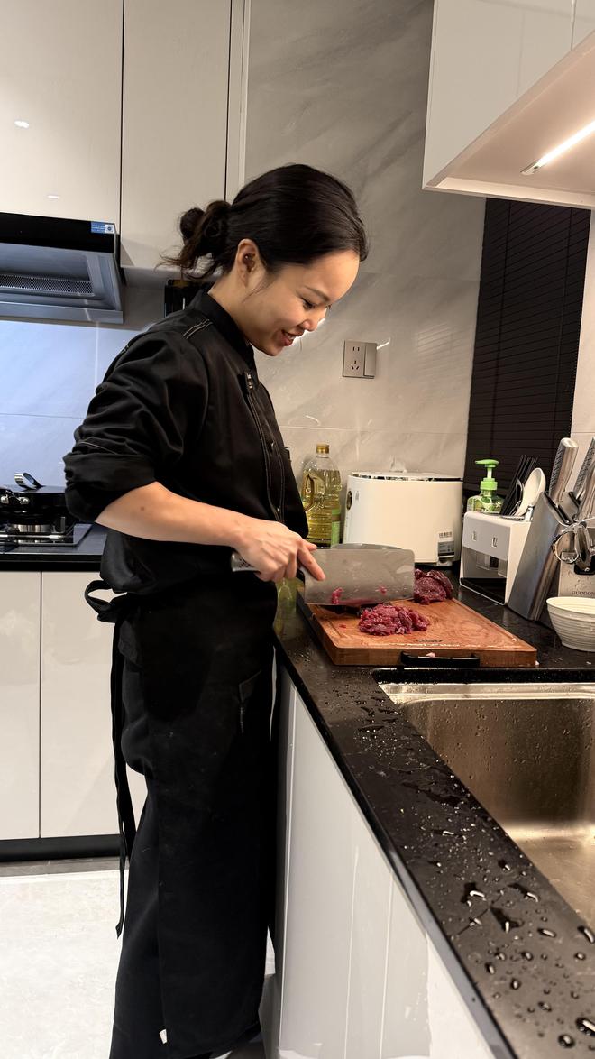 湖南95后女生上门做年夜饭月入4万多：春节前订单就满了，希望来年在长沙买房