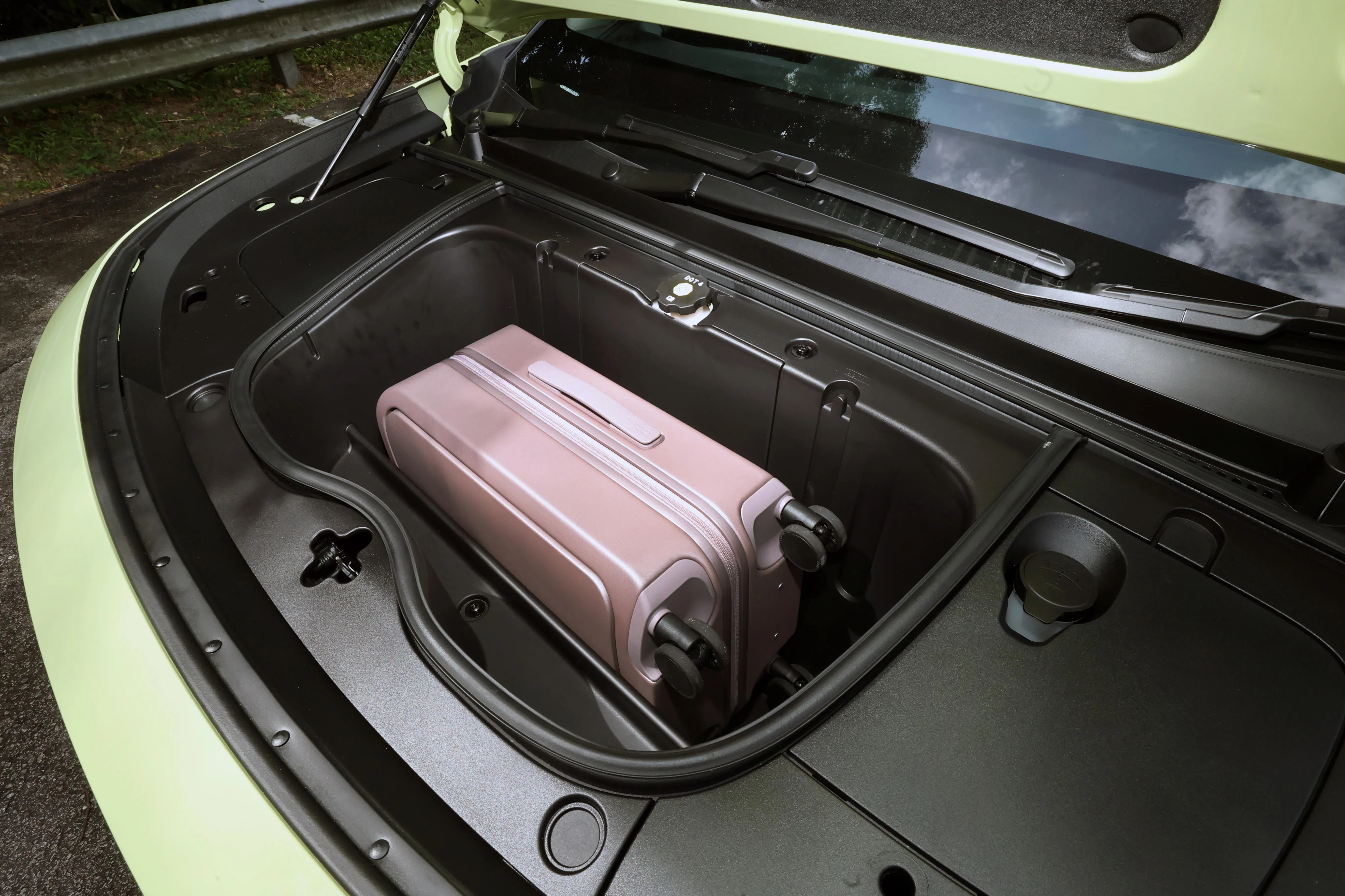  前备厢可放下一个小型行李箱。（周国威摄）