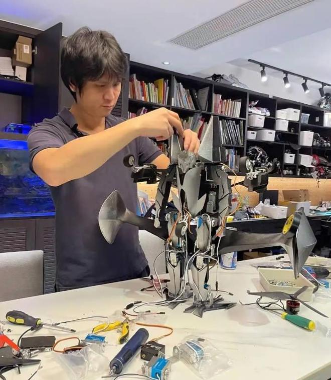 长沙父亲手工打造“机器人”获外交部发言人大赞，网友争相求购，本人回应称仍在学习阶段未量产