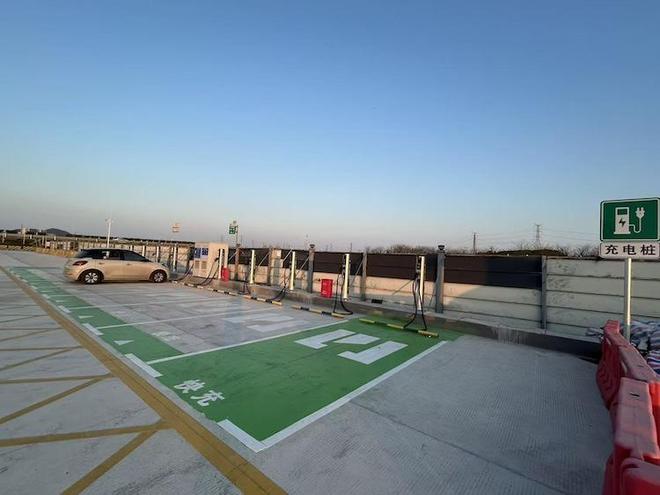 对话小鹏、理想、问界等5位车主，今年春运谁有充电焦虑？|新春走基层