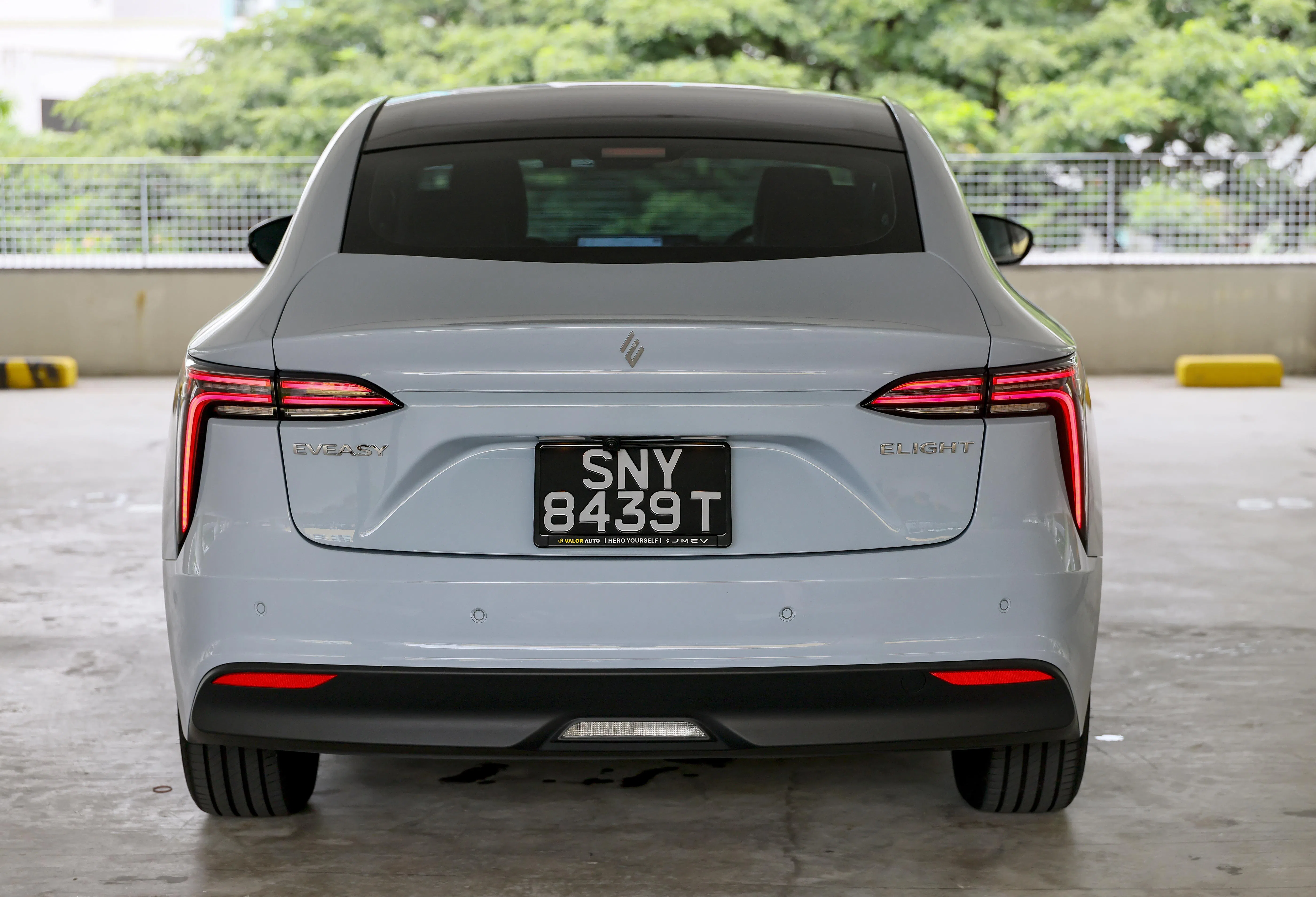 T字形尾灯搭配“小鸭尾”设计，带点运动感。（龙国雄摄）