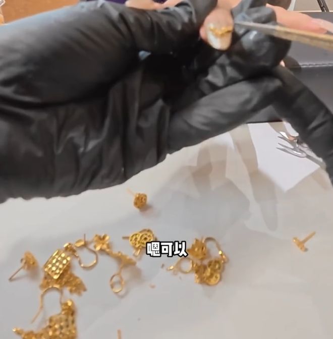 突然火了！有人戴上4万元的“黄金甲”，已成新年顶流，多个品牌已上架，网友：掉了算谁的？