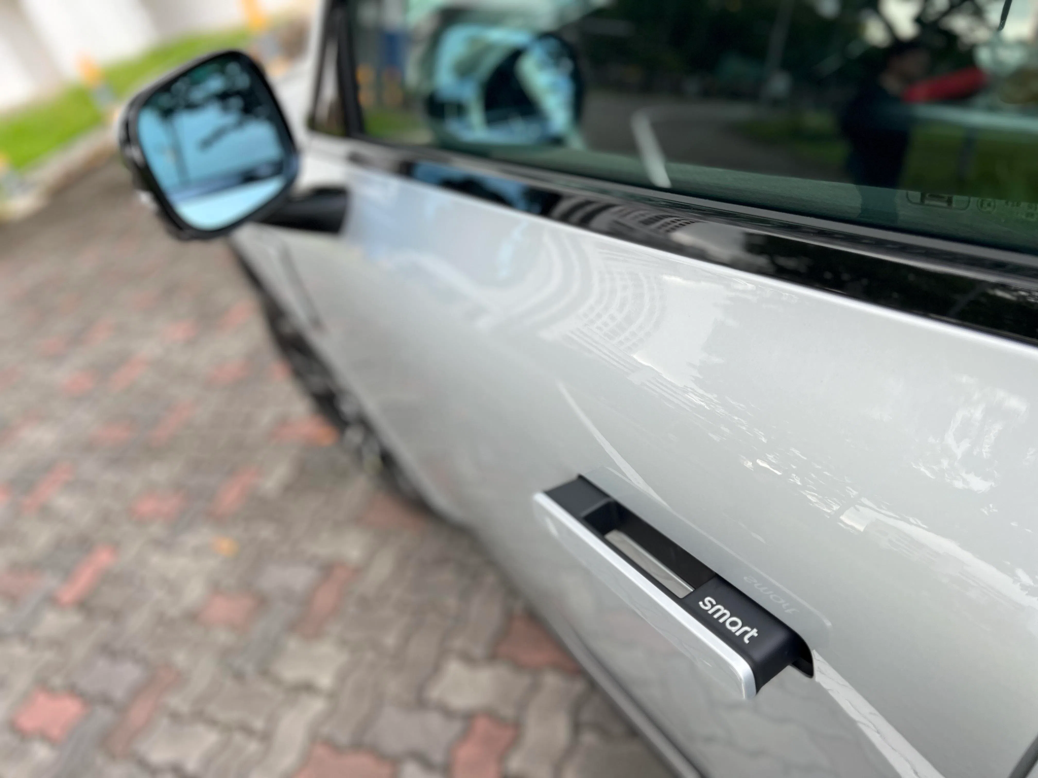 车侧线条利落，轮拱塑形饱满，设有隐藏式门把。（吴庆康摄）