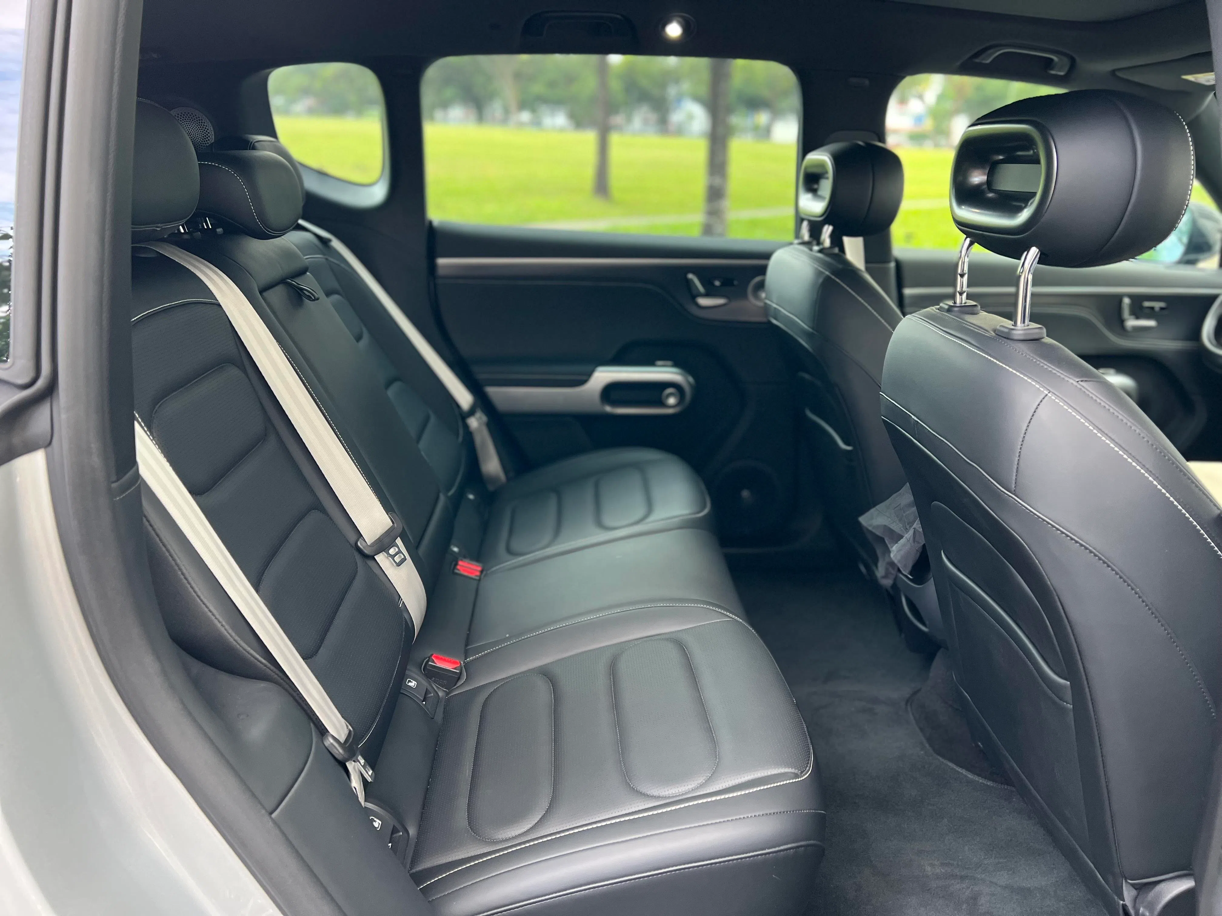 #5第二排乘坐体验可与部分MPV相提并论，头部空间达1060毫米。（吴庆康摄）