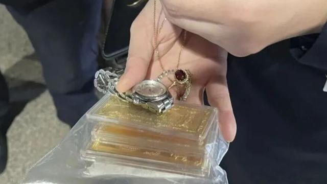 女子下车接电话，将900克金饰遗落在火车上，价值近135万元，1小时找回
