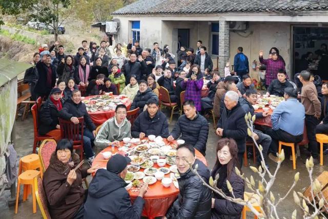 浙江一103岁“功夫奶奶”五世同堂，百余人围坐吃团圆饭，最远的从新疆赶回来，家人：身体比我们这些儿女都好，坚持自己照顾自己