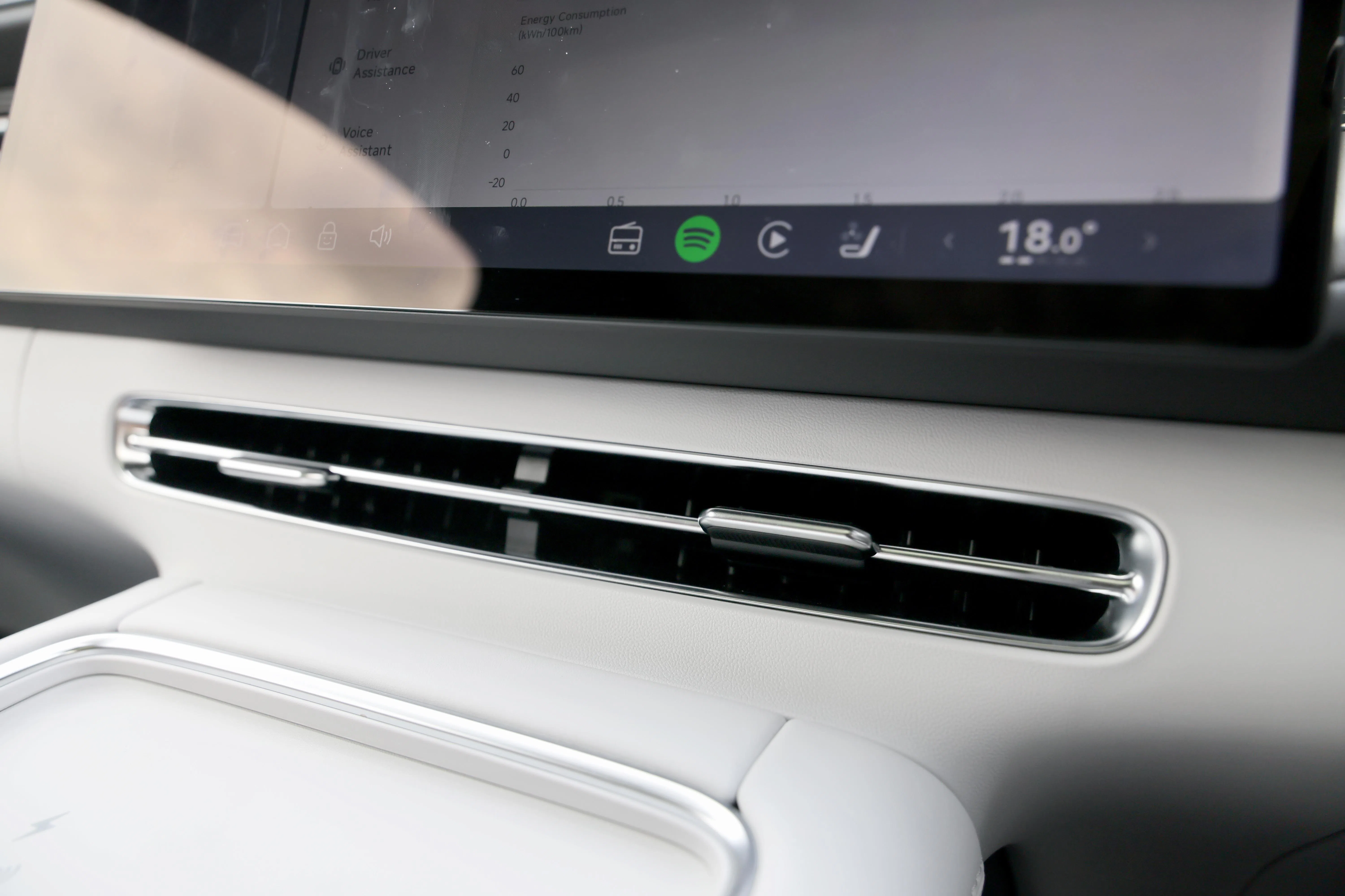 冷气出风口可直接手动调节风向。（龙国雄摄）