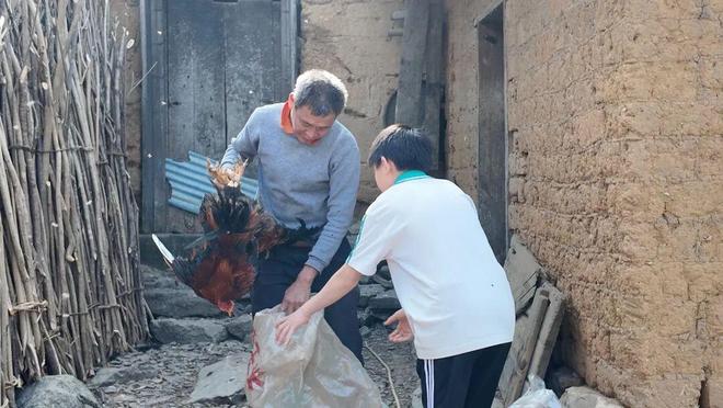 广东一名14岁少年半年体重增加20斤，背后真相令网友落泪