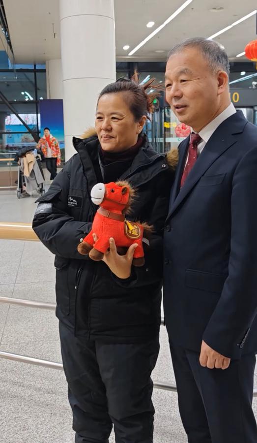 连续三年凌晨前往机场迎接马来西亚包机游客，沈阳副市长“刘叔”送出小红马玩偶