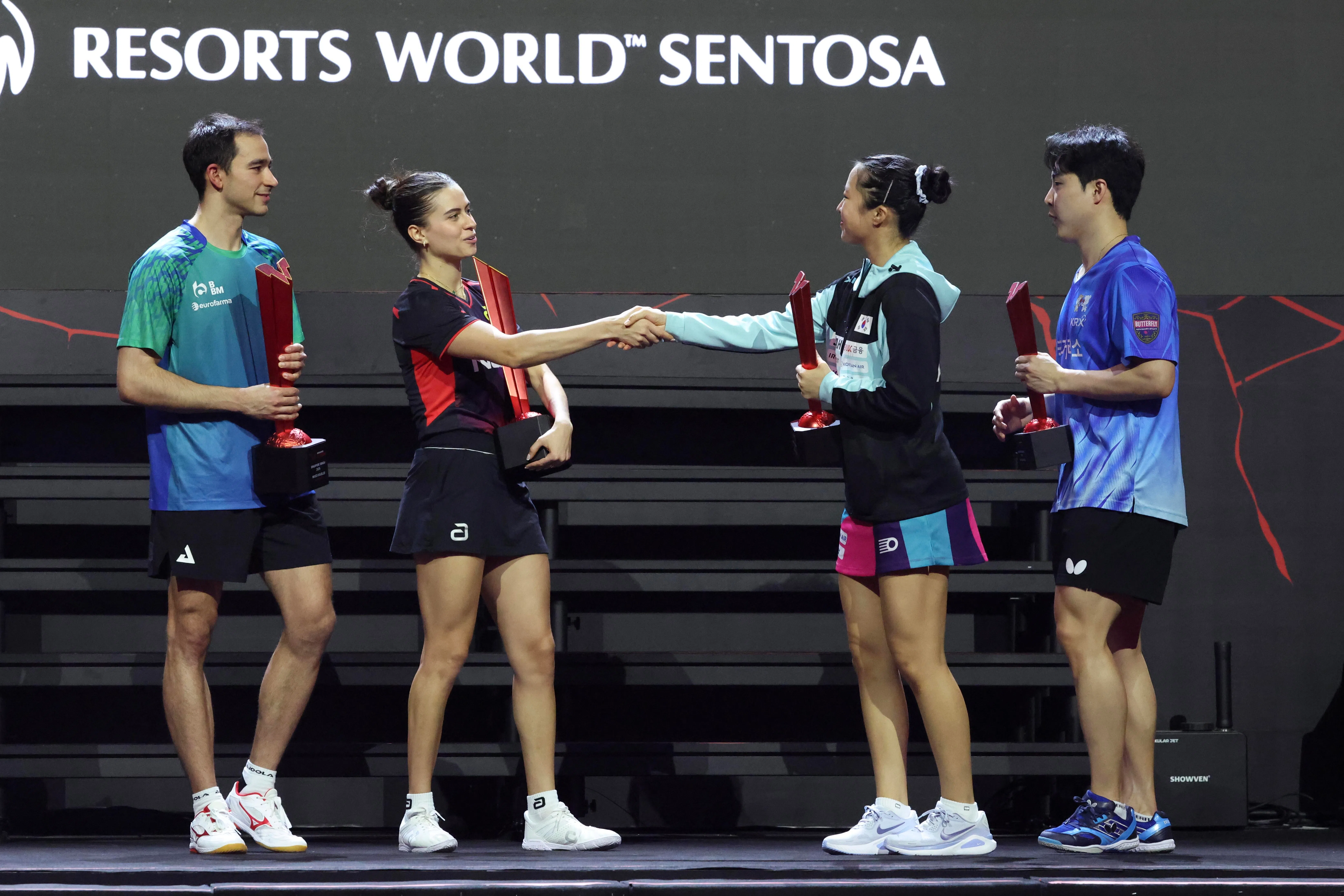 卡尔德拉诺（左一）／布鲁娜（左二）此前对垒林钟勋（右一）／申裕斌（右二）取得两连败，这次终于在大满贯决赛扬眉吐气。（郑一鸣摄）