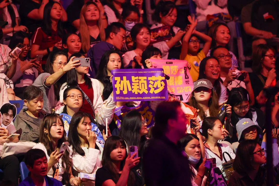 孙颖莎的助威团高举写有她名字的横幅，为偶像加油打气。（吴先邦摄）