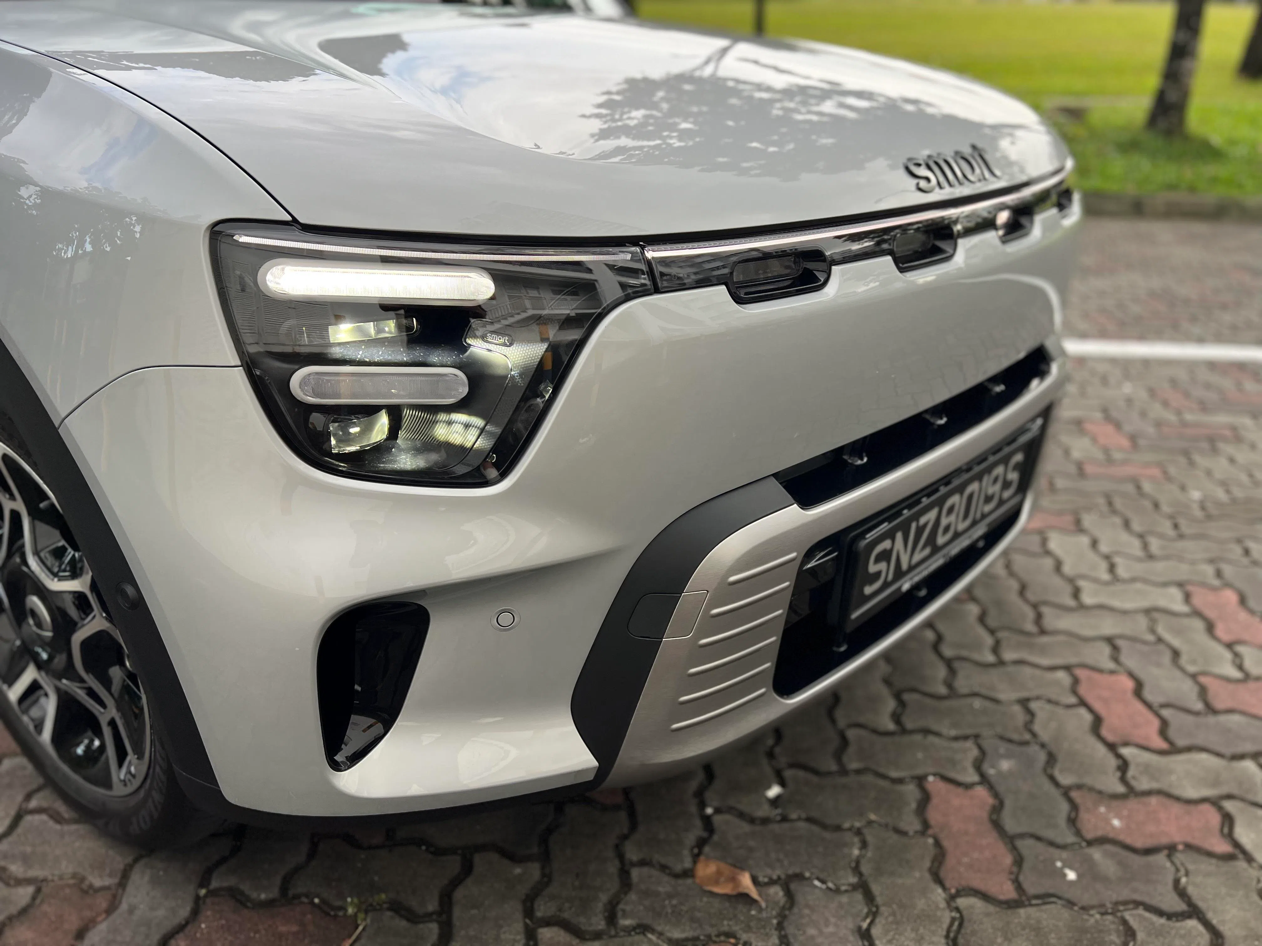 前灯组以拉长椭圆形呈现，呼应Smart的传统“可爱基因”。（吴庆康摄）