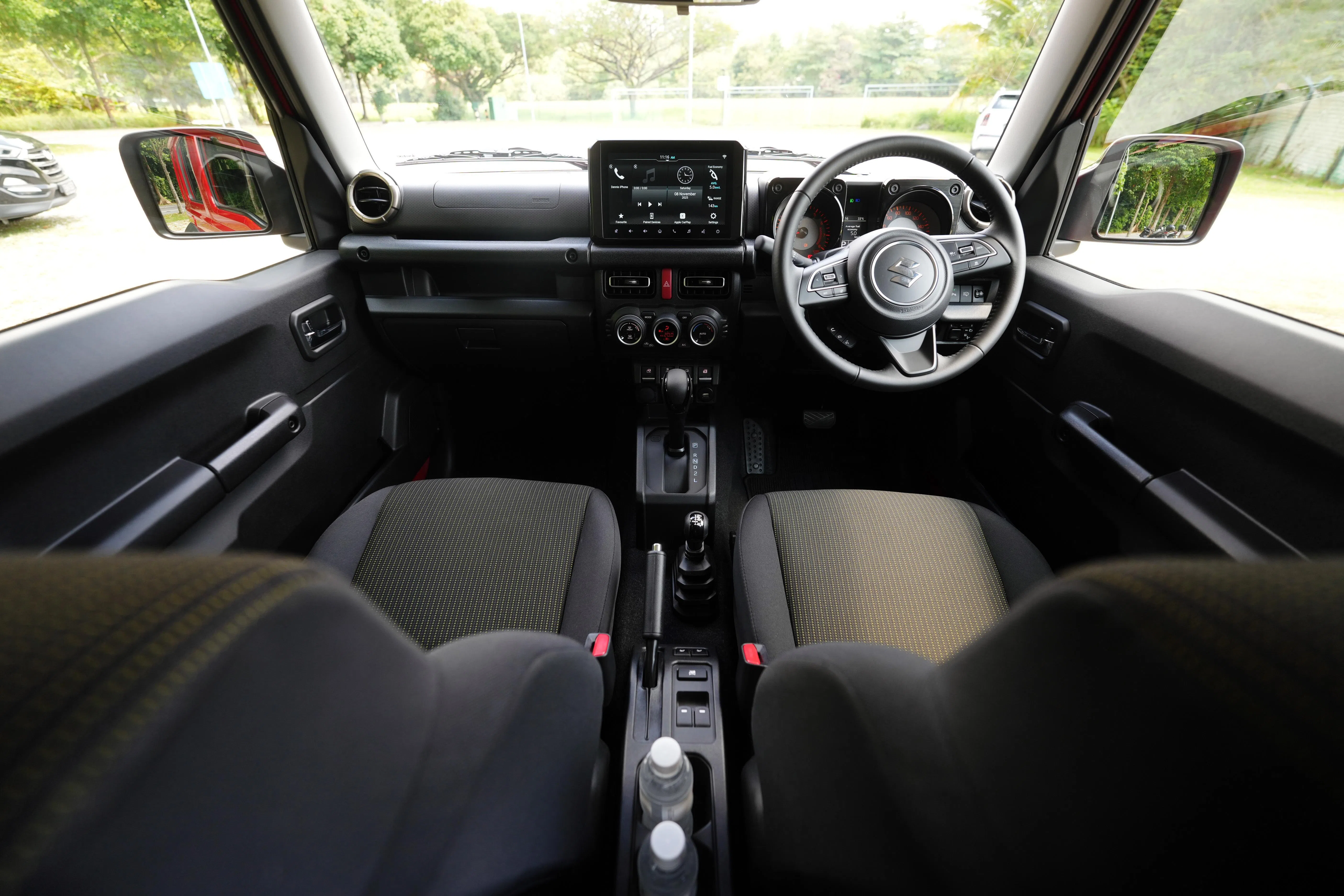 车子内饰设计简约，全部采用硬塑料材质。（谢智扬摄）