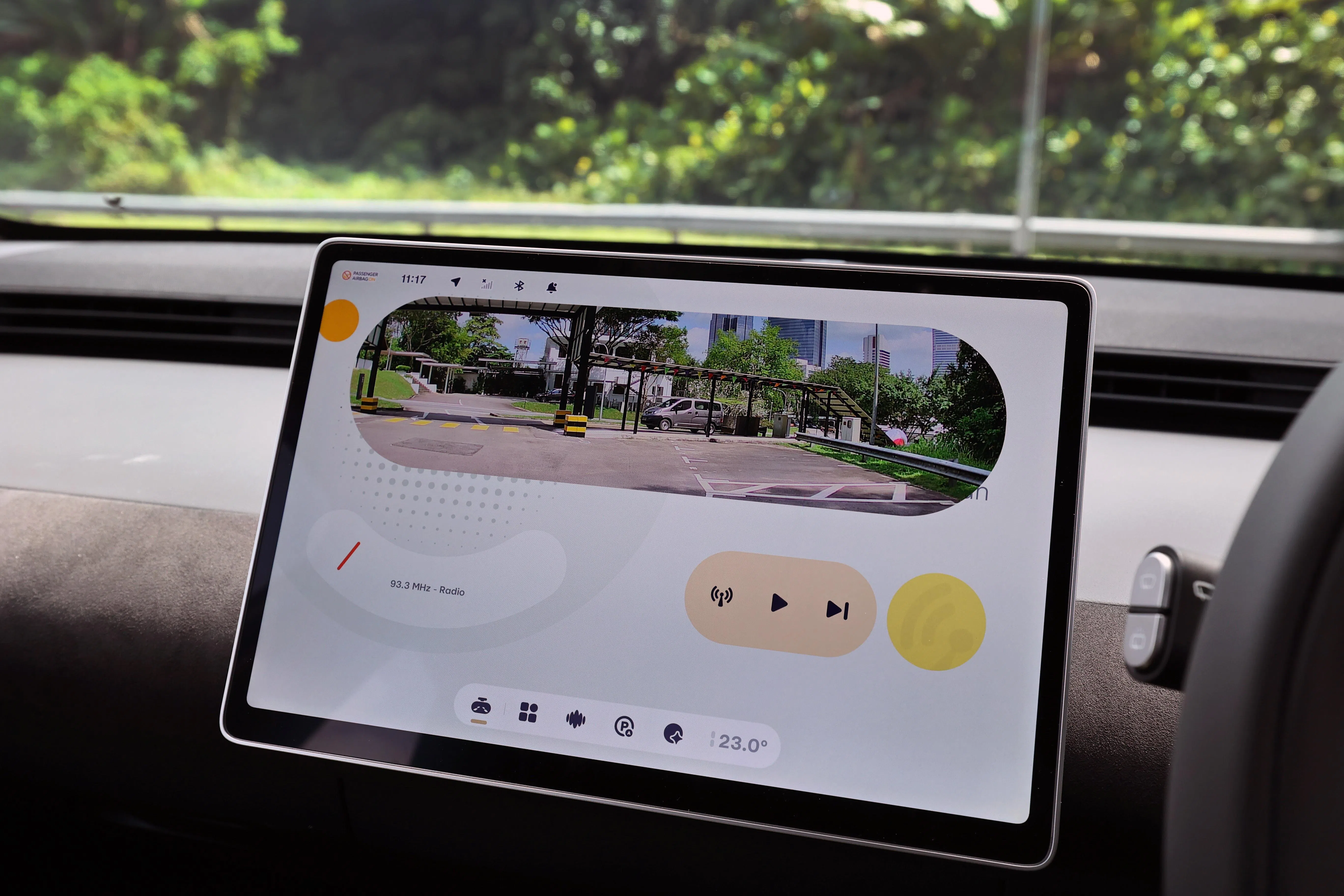 长按方向盘右侧按钮可调出后视摄像头画面。（周国威摄）