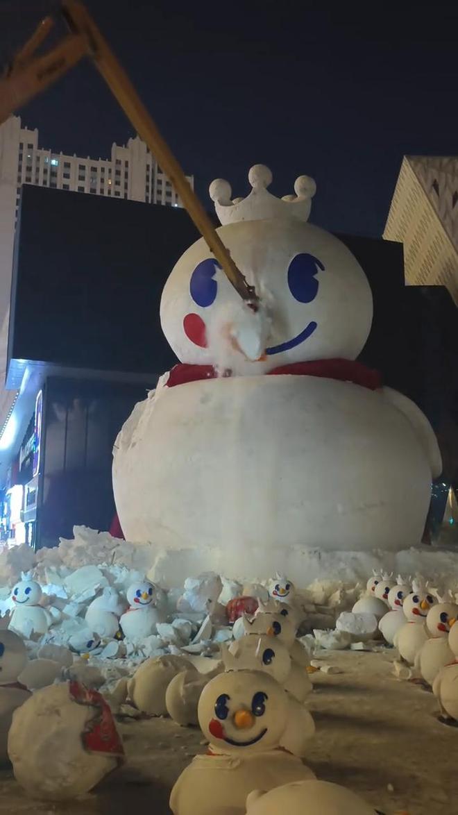 哈尔滨街头18米高“雪王”“鸡王”雪雕被“团灭”，当地最高气温冲破0℃，工作人员：融化可能产生安全风险，已全部拆除
