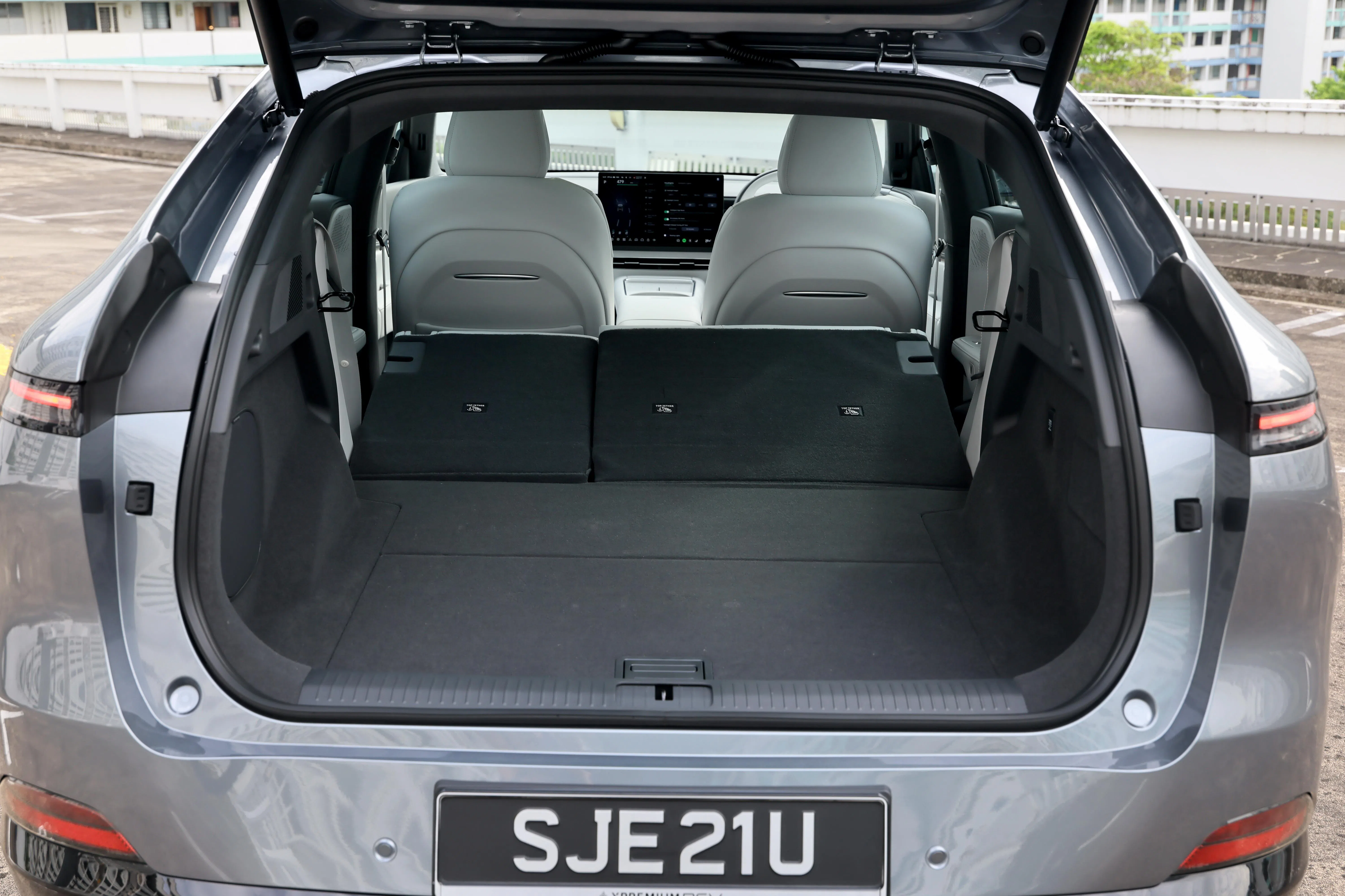 若将后排椅背折下，后车厢空间可从571公升增加至1374公升。（龙国雄摄）