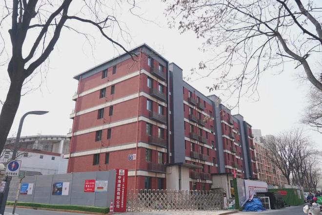 北京一栋“墙体开裂、蟑螂横行、臭气熏天”的老楼，从拆除到原址建新，仅用46天