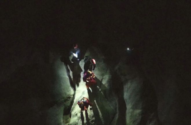 一家三口大年初一被困悬崖,8岁女童体温持续下降,浙江特警联合消防历时6小时救出