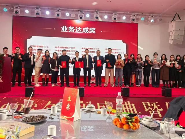 河南一企业老板因“给员工的红包太薄”落泪，现场宣布追加一个月工资，金额3500-10000元不等，员工：3年以上职工还能领黄金