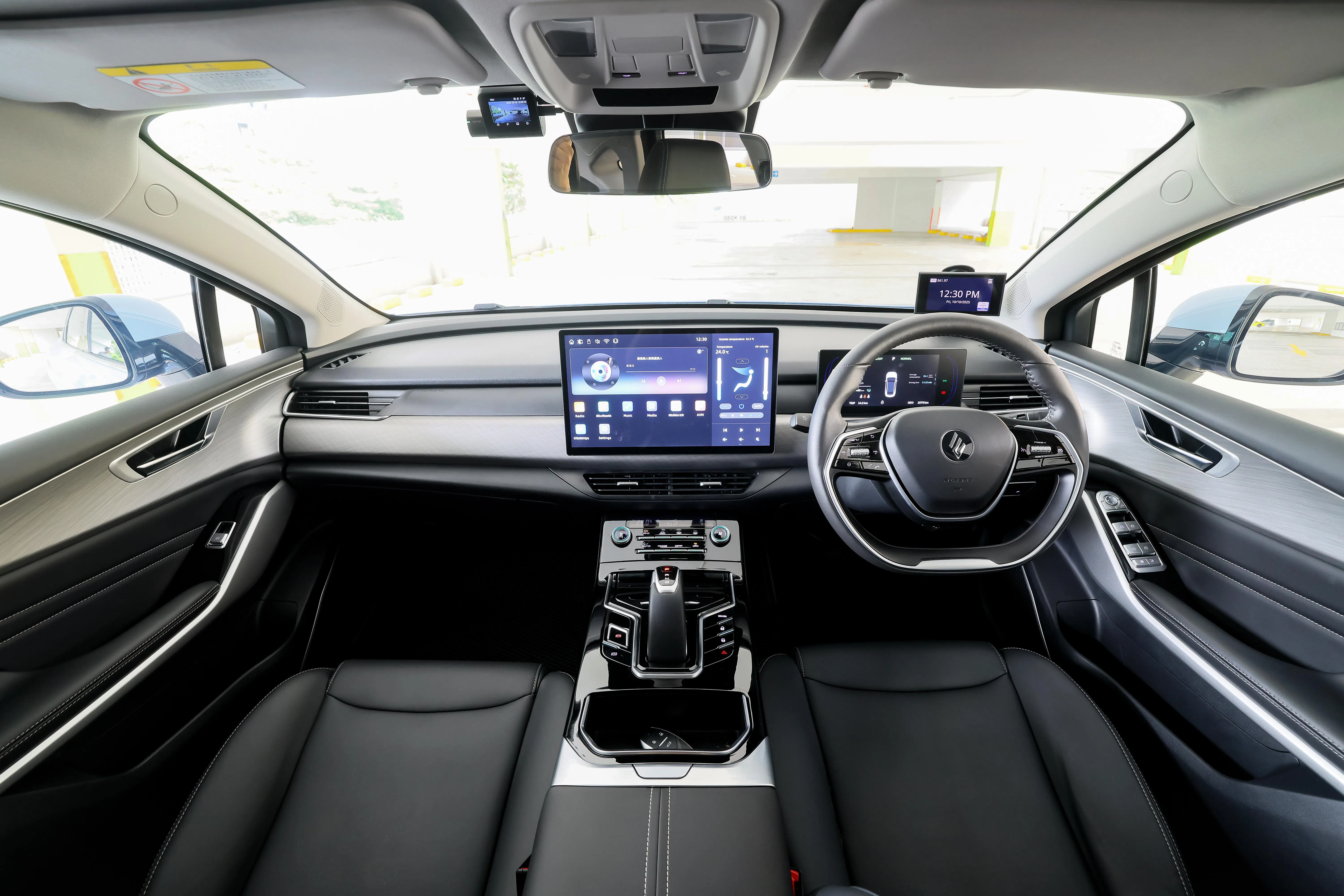 内饰设计简洁，材质以硬塑料为主。（龙国雄摄）