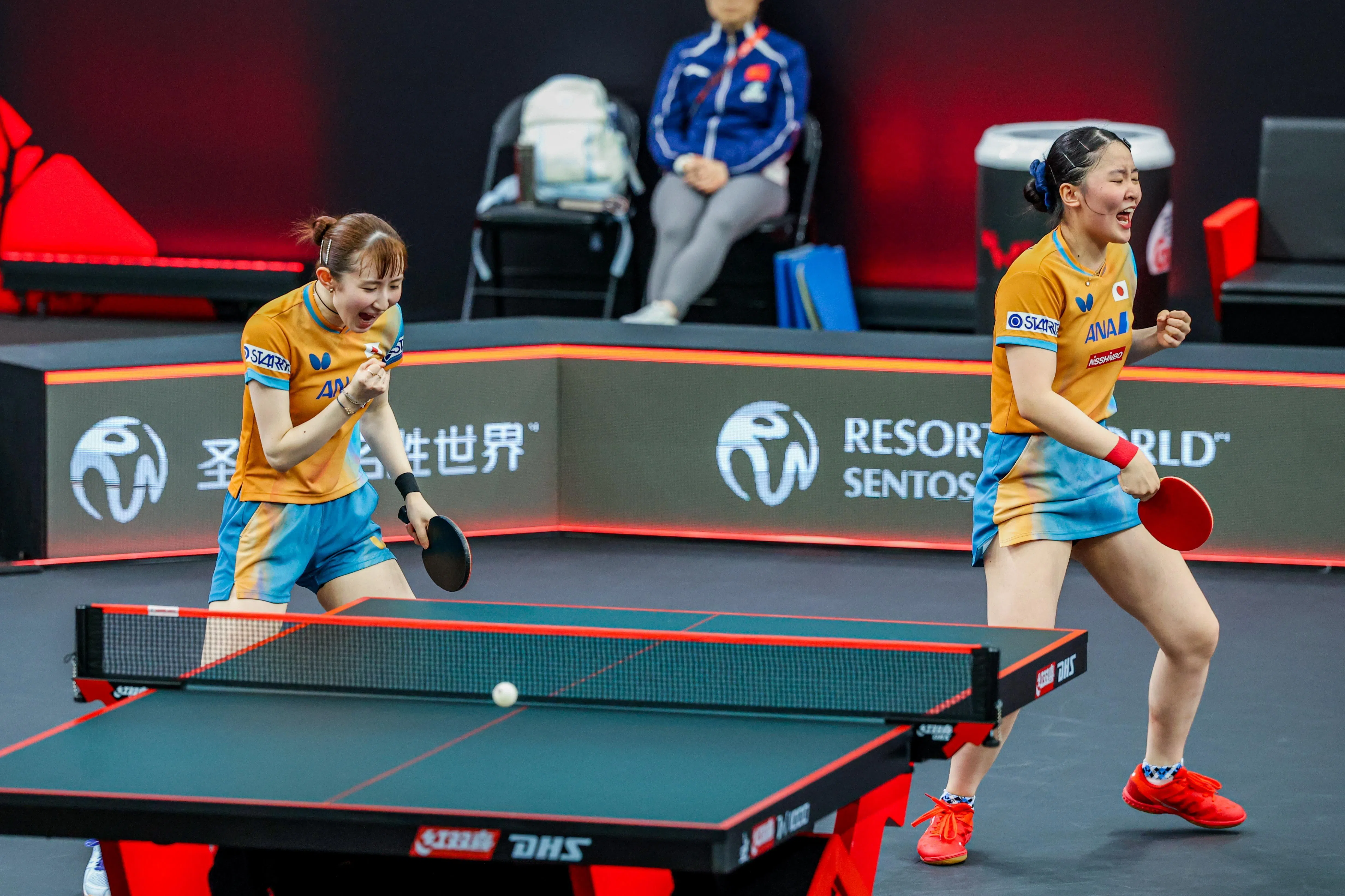 日本组合张本美和（右）／早田希娜表现出色，以3比1击败中国组合，锁定女双决赛席位。（吴先邦摄）