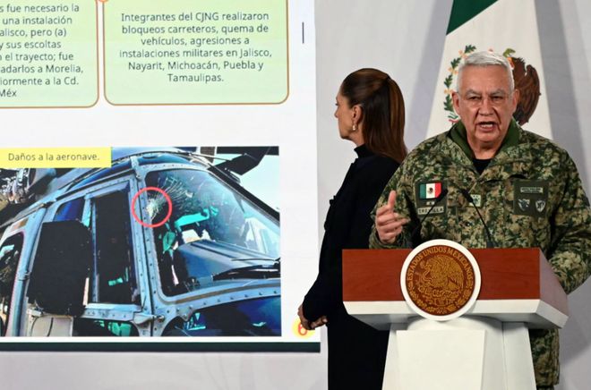 全球头号毒品贩子遭击毙详情曝光:军队通过调查其情妇和社交圈锁定目标,最终在情妇引导下找到藏匿地点,激战后将其擒获,25名国民警卫队成员牺牲