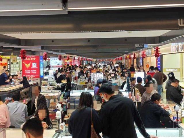 新春走基层 ｜ 金价回调下的深圳水贝：黄金卖爆，马年金钞断货，白银却没人要？