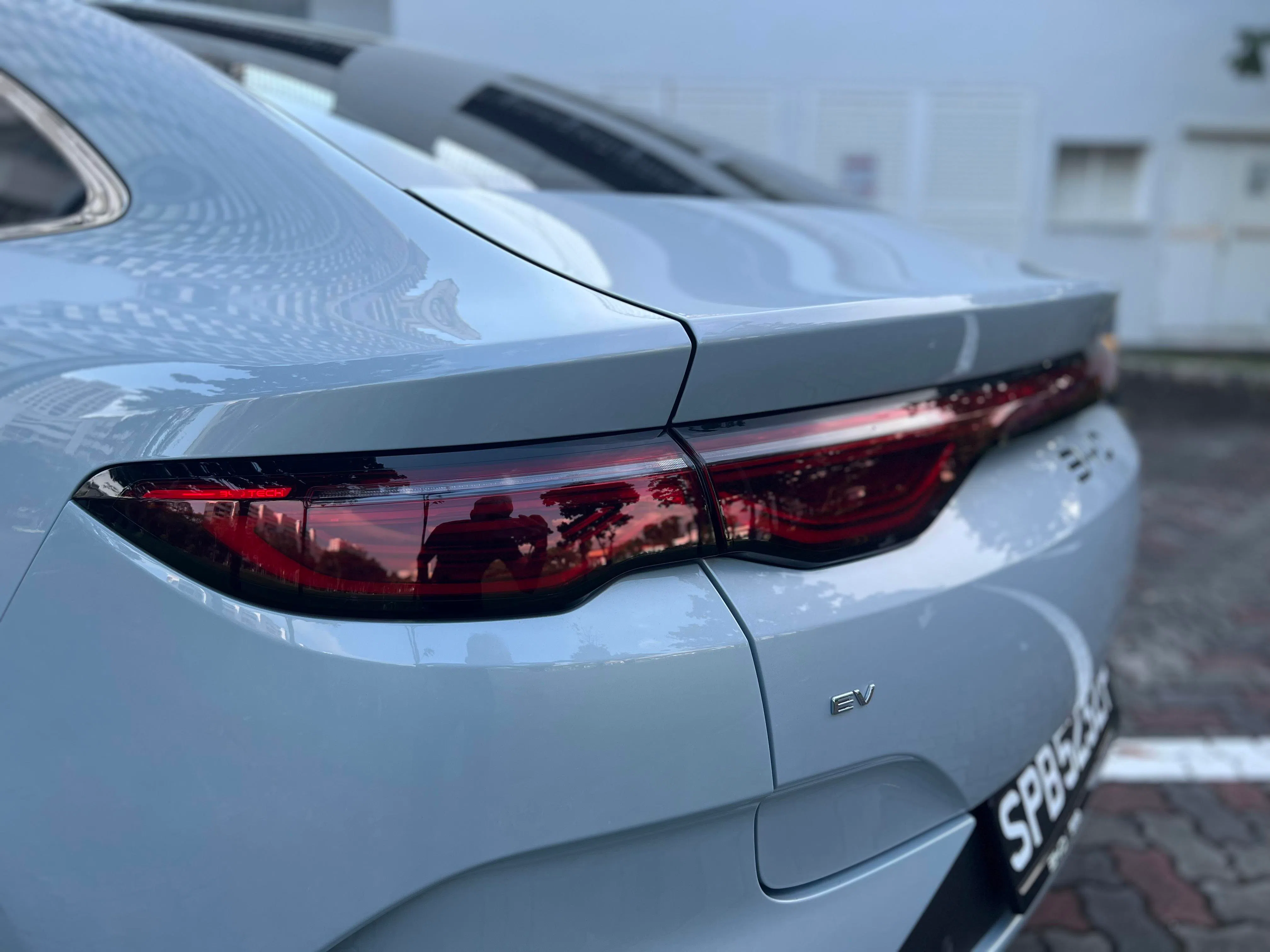 Seal 6车尾线条柔中带刚，尾灯横贯后方，整体造形动感却不张扬。（吴庆康摄）