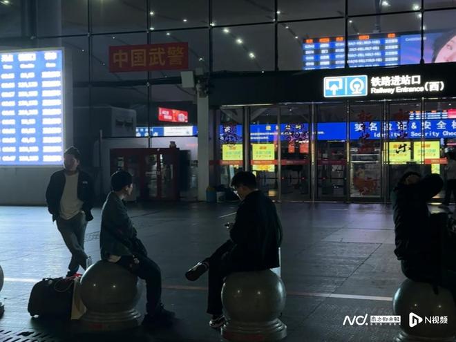 跑了八小时只赚25块：他把自己从酒里开出来，也把年开回家