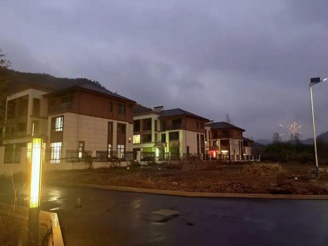 除夕在铁锅里泡澡,底下还烧着柴火?浙江真的有!“我家两个女婿一个超爱,一个总感觉好像铁锅炖自己……”