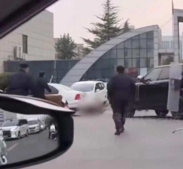 郑州“路虎大哥”开车撞倒持刀男子，被认定见义勇为，因歹徒家境普通未向其索赔；此前曾做多年公益捐赠十几万